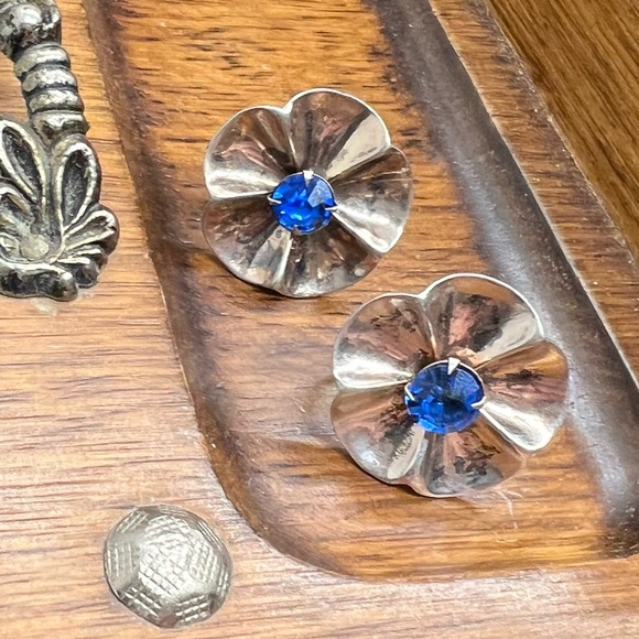 Vintage Silver Flower Shaped Earrings | Screw Back - Picture 9 of 13